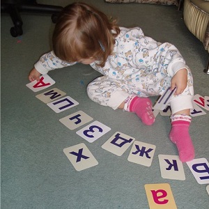 Ребенок изучает буквы